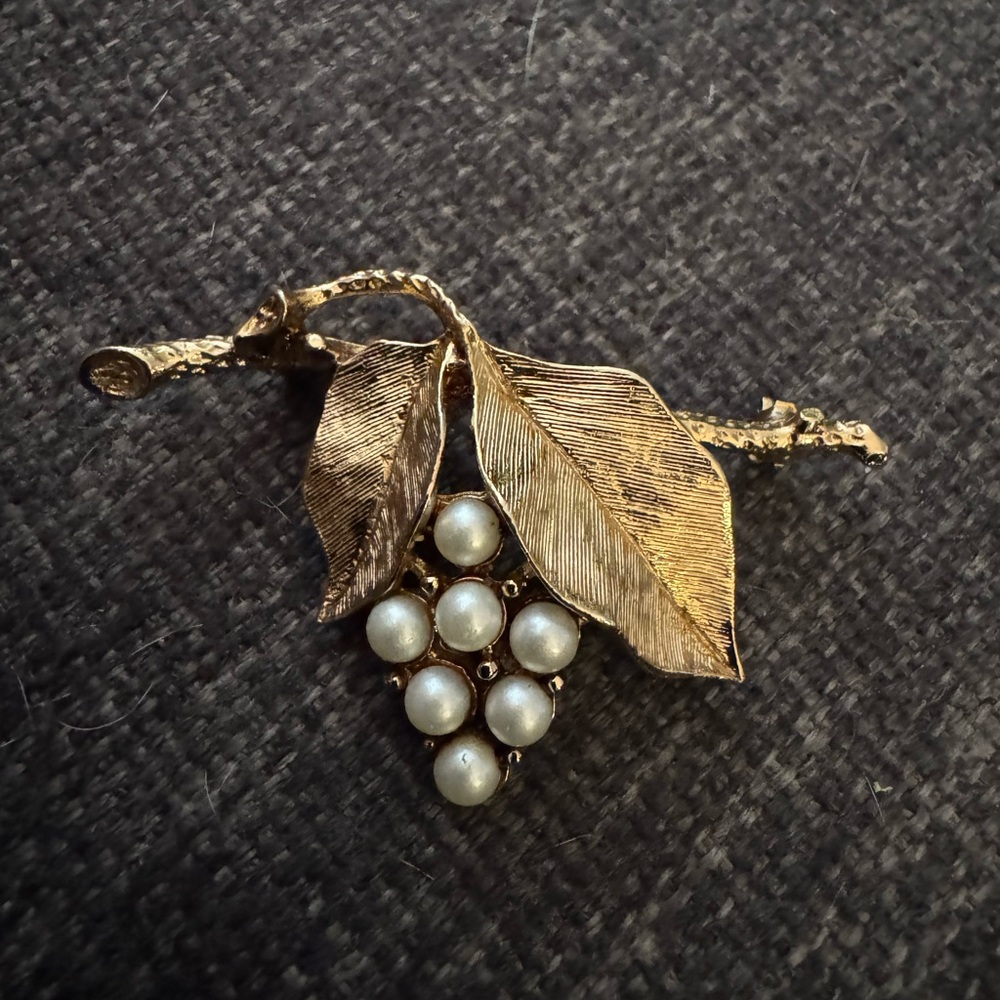 Stunning Sarah Coventry grapes and leaves brooch